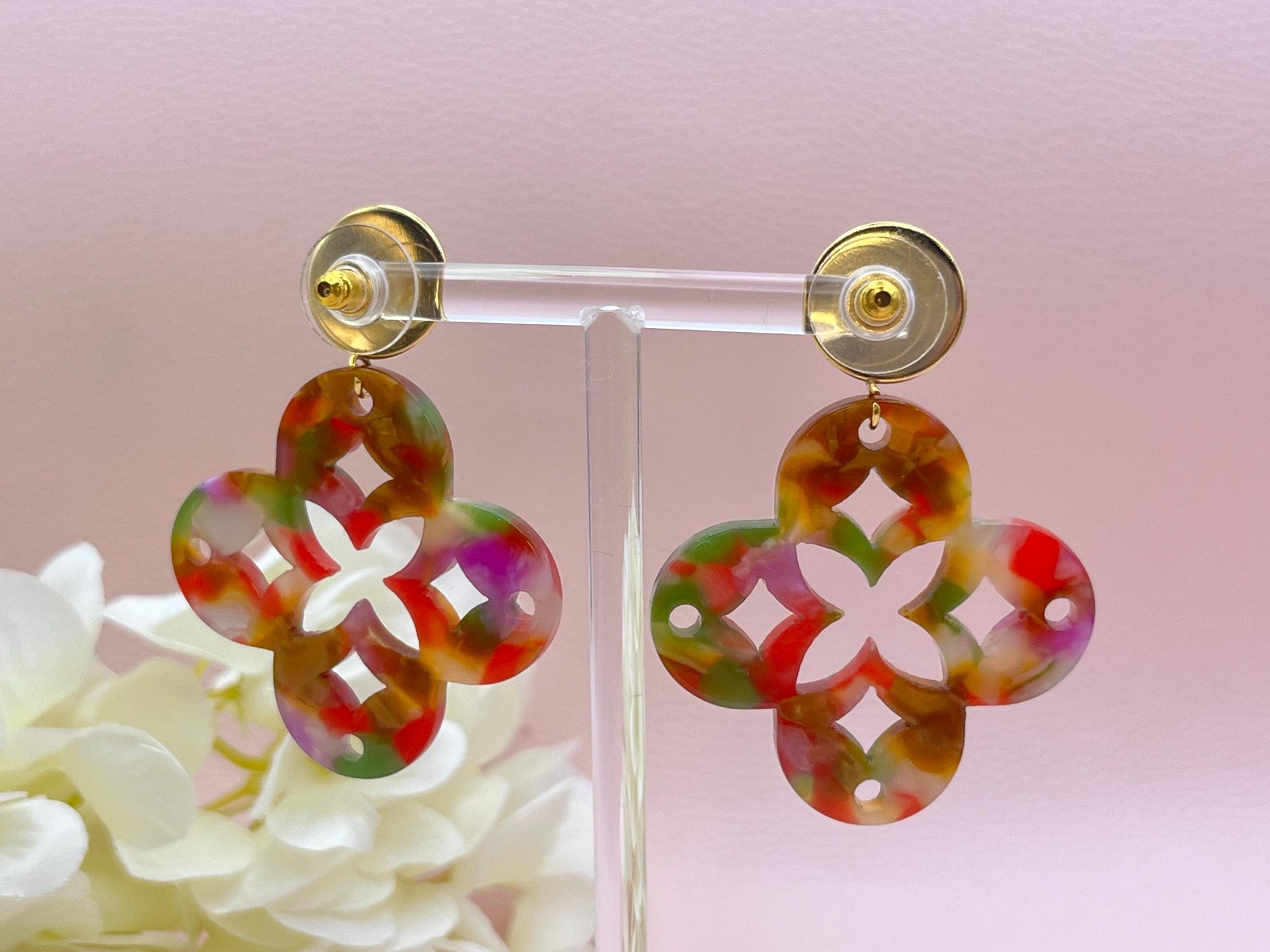 Leichte Ornamentohrringe, Hängeohrringe mit bunten Resinornamenten an vergoldeten Ohrsteckern mit Cabochons in Oliv - Laury goes Marrakesh