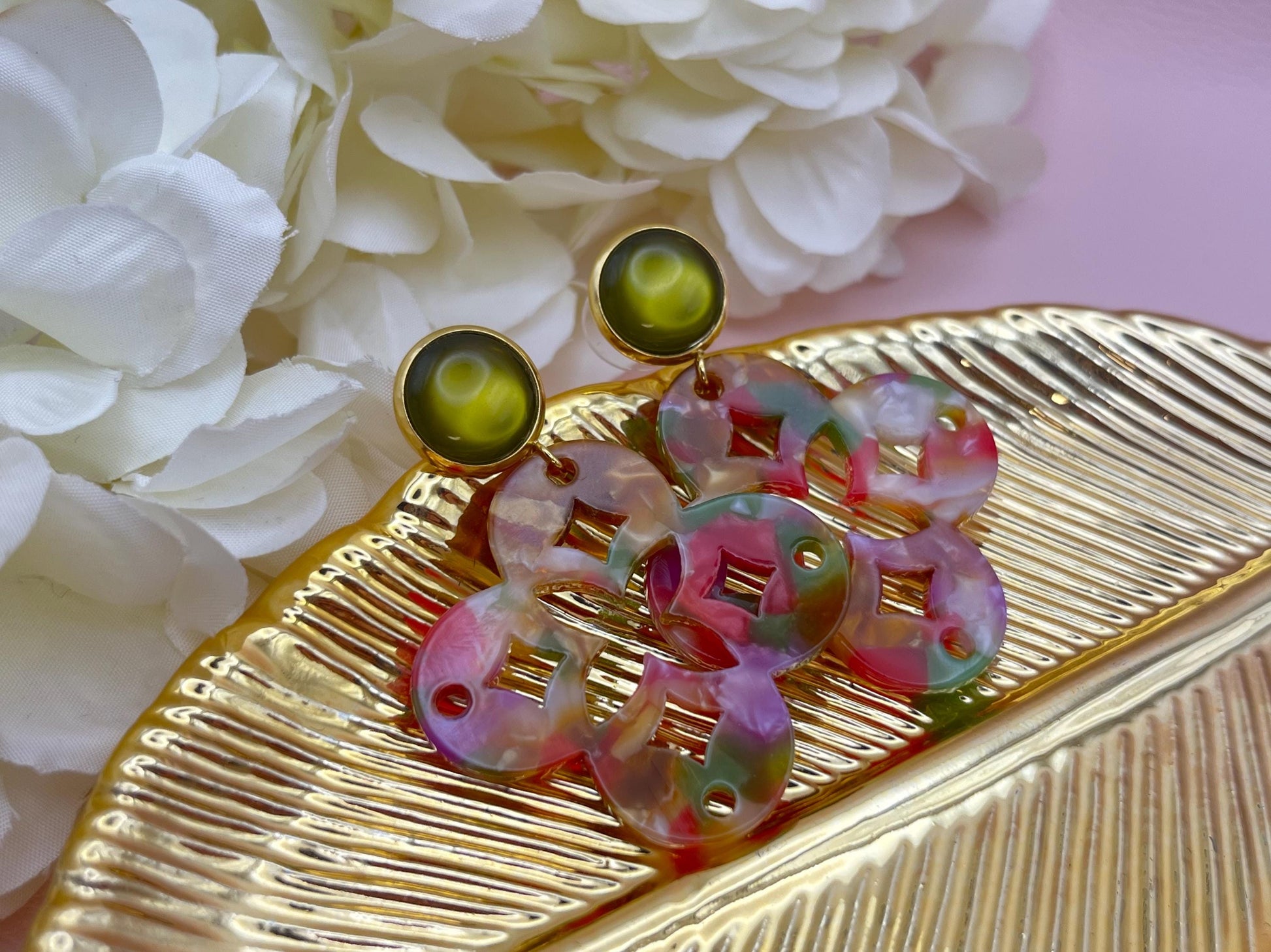 Leichte Ornamentohrringe, Hängeohrringe mit bunten Resinornamenten an vergoldeten Ohrsteckern mit Cabochons in Oliv - Laury goes Marrakesh