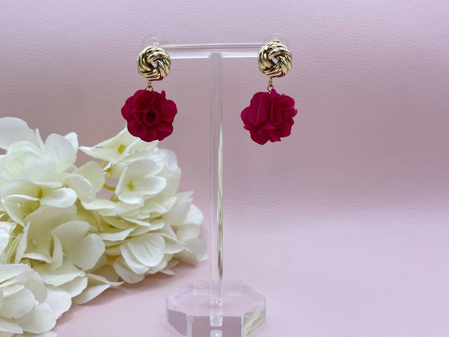 Statementohrringe, Blumenohrringe, goldene Knoten Ohrstecker mit Blüten Pompom in Pink - Laury goes London