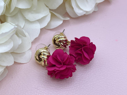 Statementohrringe, Blumenohrringe, goldene Knoten Ohrstecker mit Blüten Pompom in Pink - Laury goes London