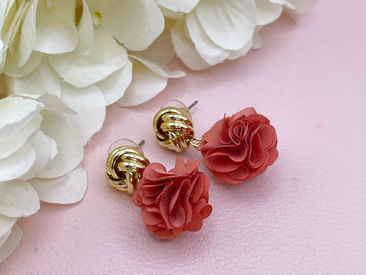 Statementohrringe, Blumenohrringe, elegante goldene Knoten Ohrstecker mit Blüten Pompom in Pfirsich - Laury goes London