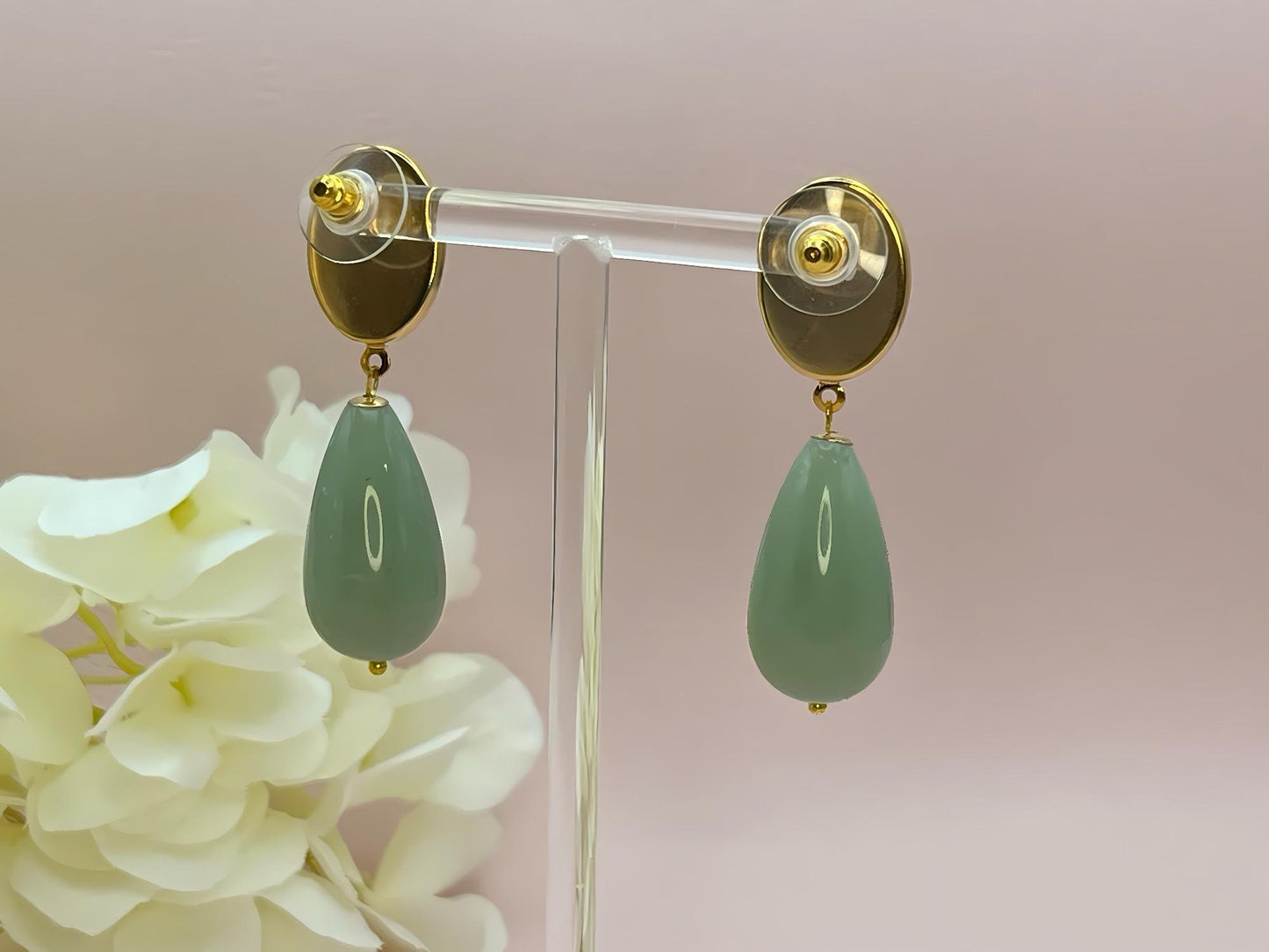 Tropfenohrringe, Statement Ohrringe mit salbeigrünen Resintropfen an vergoldeten Steckern mit Rosen Cabochons - Laury goes Vienna