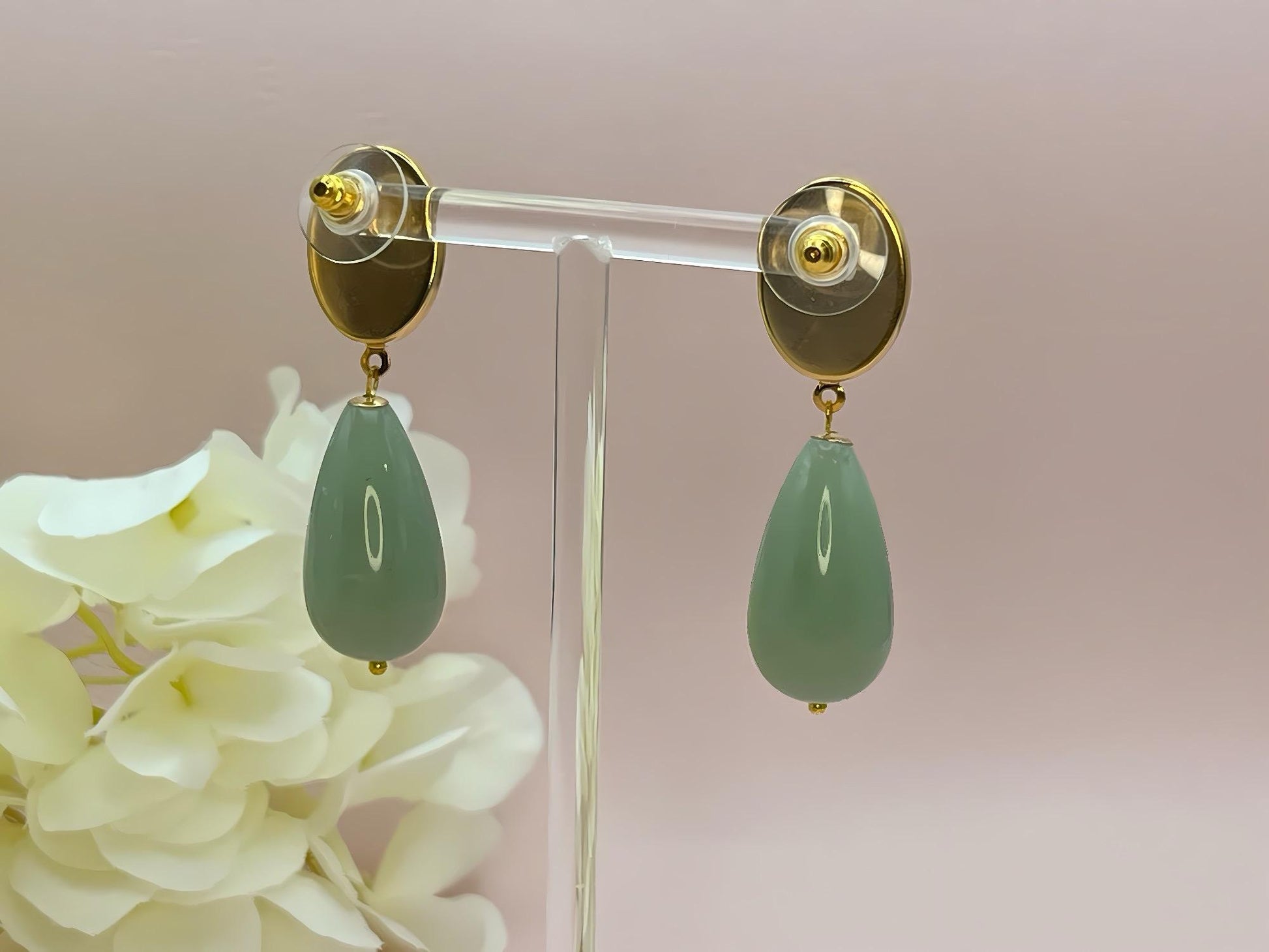 Tropfenohrringe, Statement Ohrringe mit salbeigrünen Resintropfen an vergoldeten Steckern mit Rosen Cabochons - Laury goes Vienna