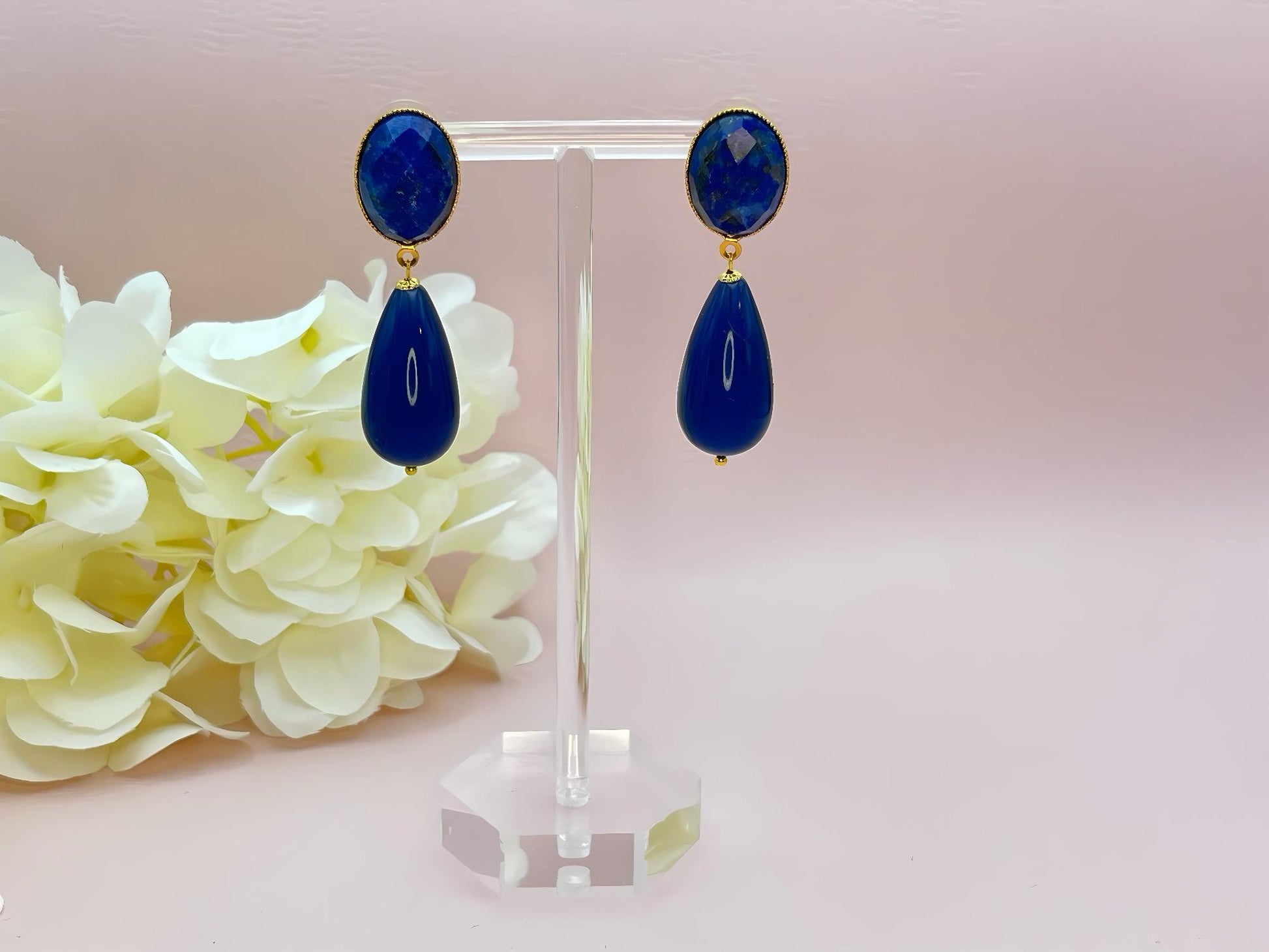 Leichte Tropfenohrringe mit dunkelblauen Resintropfen an vergoldeten Steckern mit Lapislazuli Cabochons - Laury goes Verona