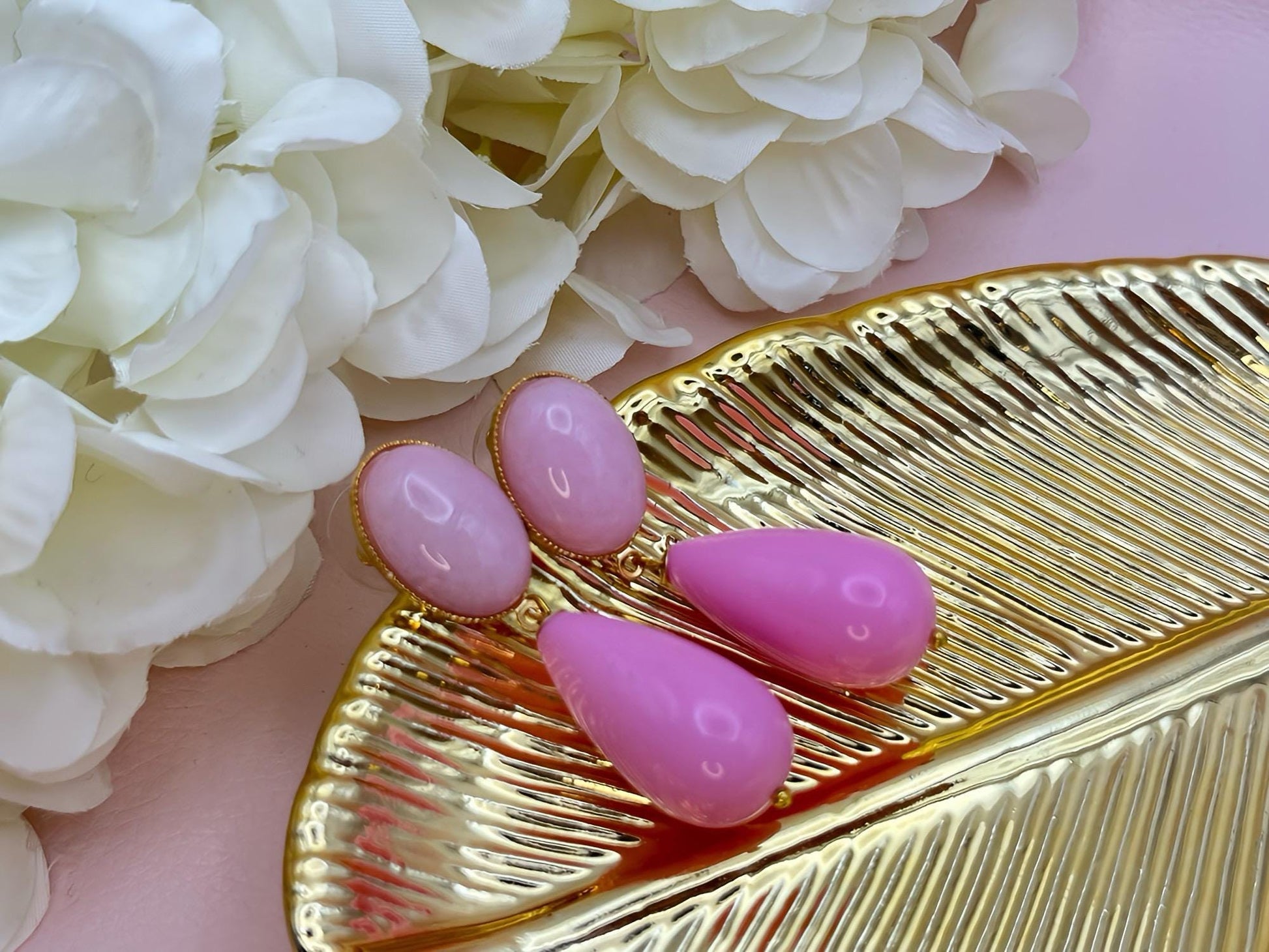 Tropfenohrringe, leichte Statementohrringe mit Resintropfen in Rosa an vergoldeten Steckern mit Rosa Jade Cabochons - Laury goes Verona