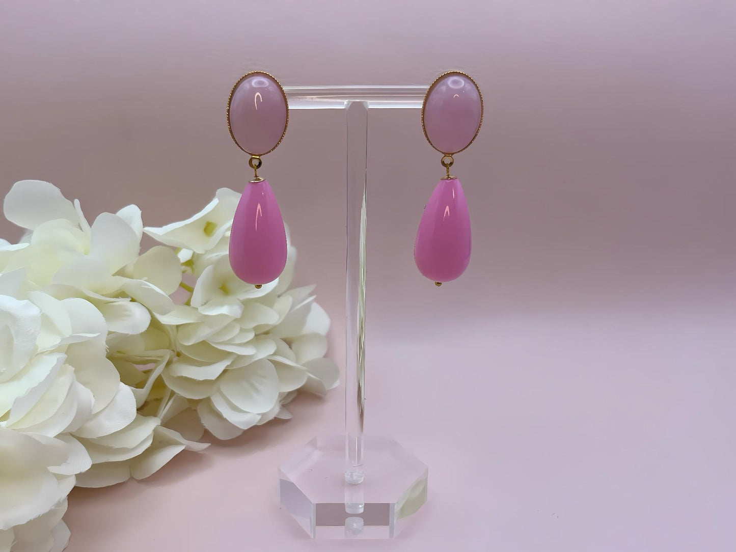 Tropfenohrringe, leichte Statementohrringe mit Resintropfen in Rosa an vergoldeten Steckern mit Rosa Jade Cabochons - Laury goes Verona