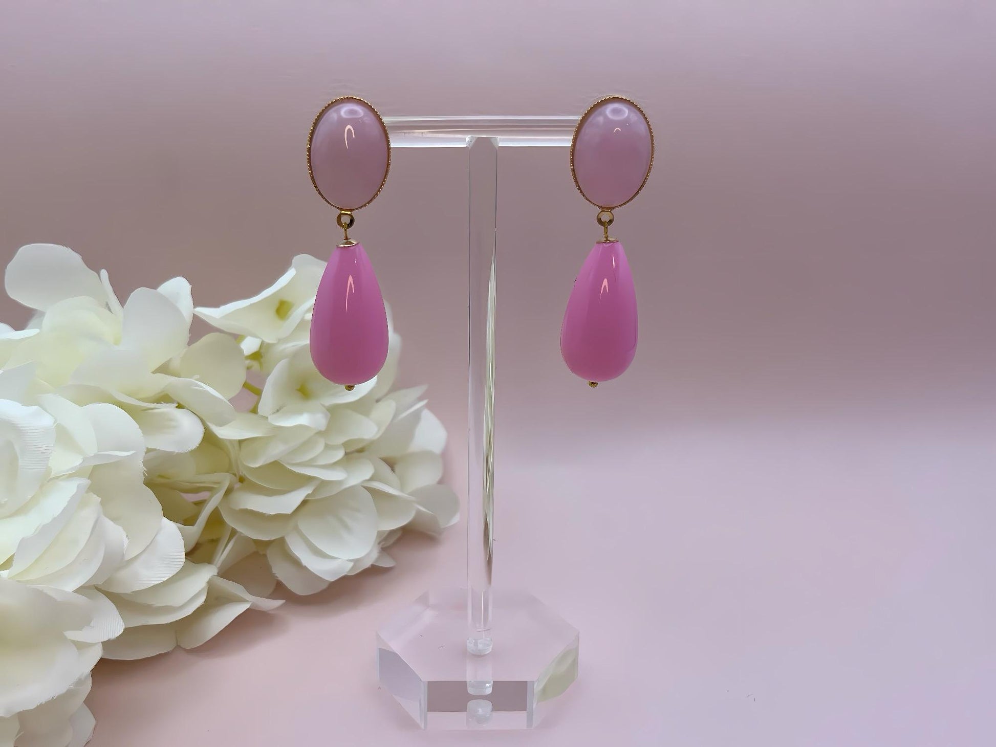 Tropfenohrringe, leichte Statementohrringe mit Resintropfen in Rosa an vergoldeten Steckern mit Rosa Jade Cabochons - Laury goes Verona