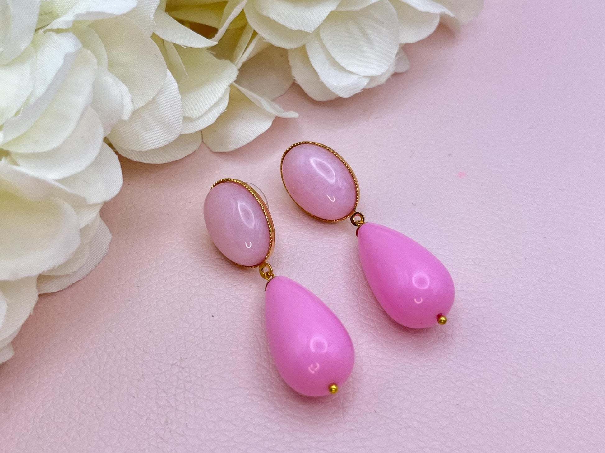 Tropfenohrringe, leichte Statementohrringe mit Resintropfen in Rosa an vergoldeten Steckern mit Rosa Jade Cabochons - Laury goes Verona