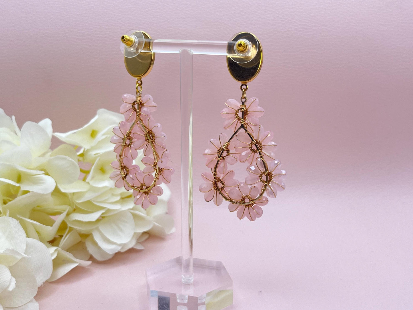 Glitzer Statementohrringe mit Blumenanhängern aus Perlen an Steckern mit Jade Cabochons Rosa - Laury goes Côtes d‘Azure