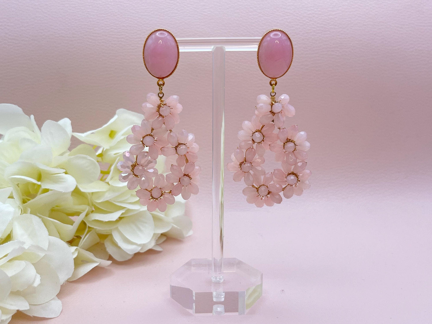 Glitzer Statementohrringe mit Blumenanhängern aus Perlen an Steckern mit Jade Cabochons Rosa - Laury goes Côtes d‘Azure