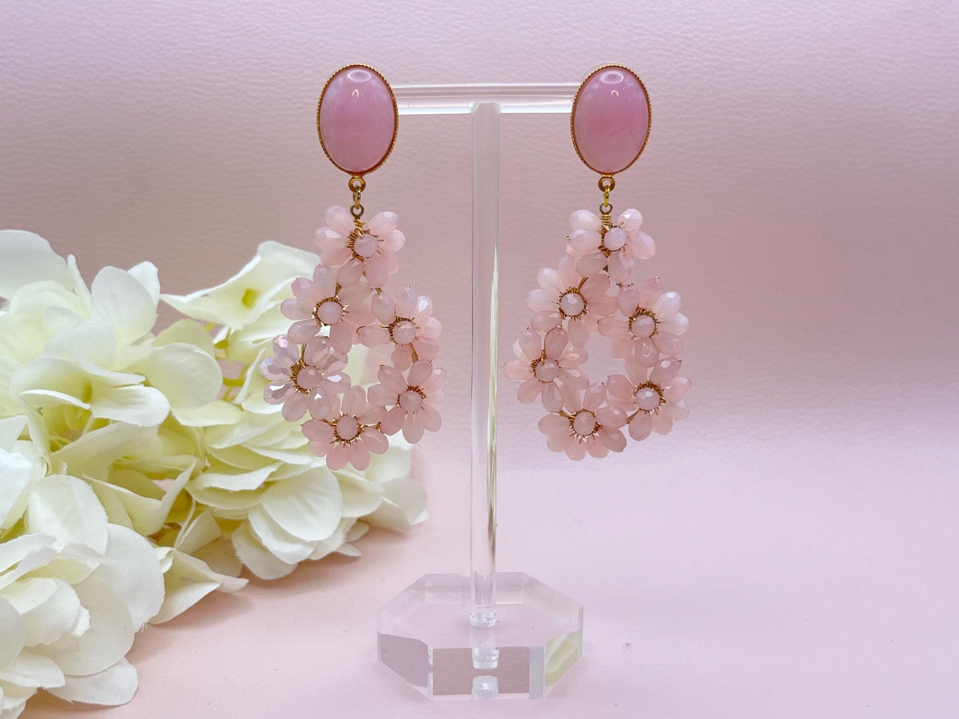 Glitzer Statementohrringe mit Blumenanhängern aus Perlen an Steckern mit Jade Cabochons Rosa - Laury goes Côtes d‘Azure