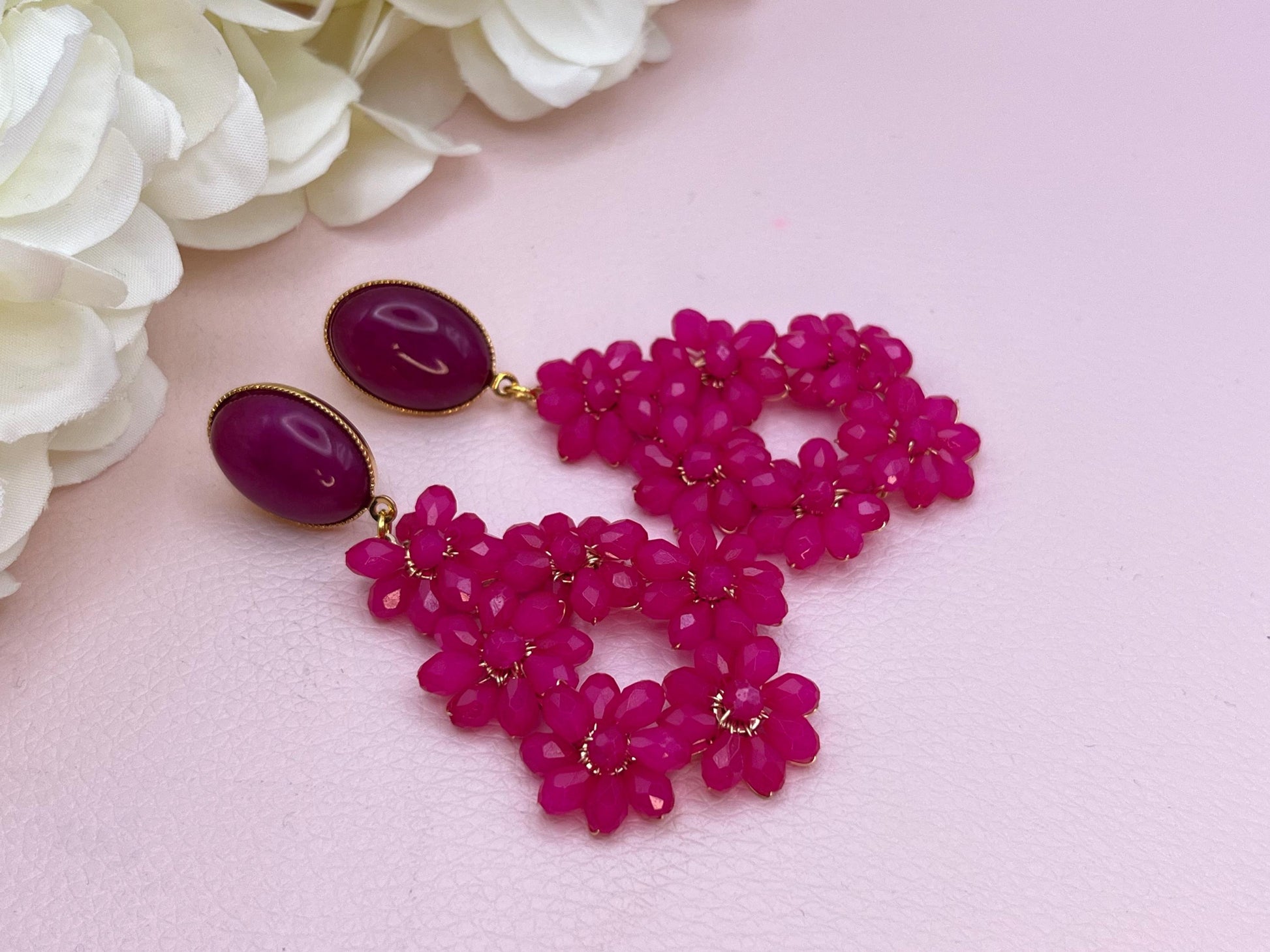 Glitzer Statement Ohrringe mit Blumenanhängern aus Perlen an Steckern mit Jade Cabochons Pink Fuchsia - Laury goes Côtes d‘Azure