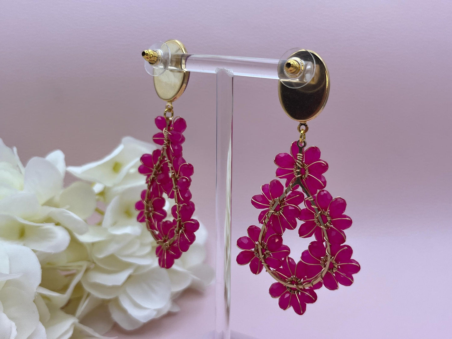 Glitzer Statement Ohrringe mit Blumenanhängern aus Perlen an Steckern mit Jade Cabochons Pink Fuchsia - Laury goes Côtes d‘Azure