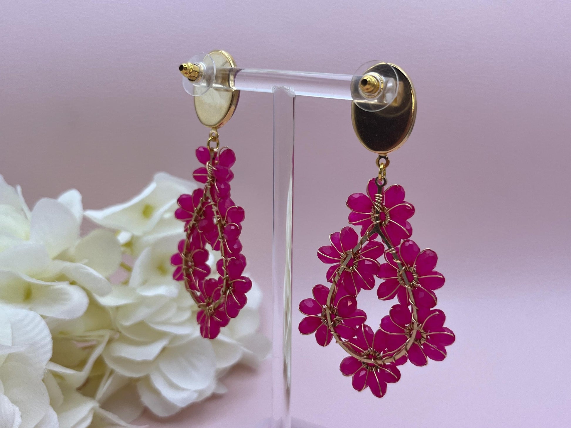 Glitzer Statement Ohrringe mit Blumenanhängern aus Perlen an Steckern mit Jade Cabochons Pink Fuchsia - Laury goes Côtes d‘Azure