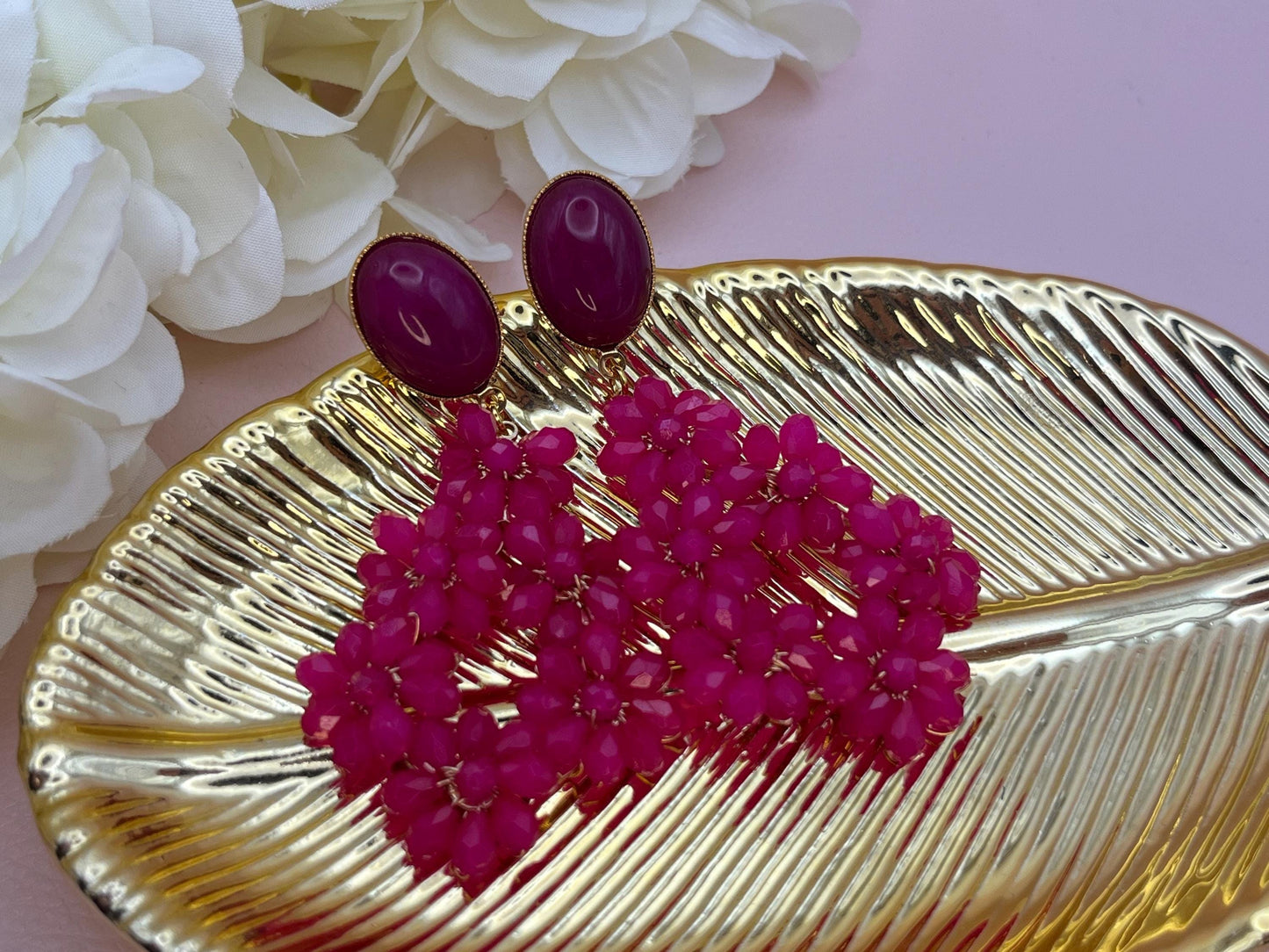 Glitzer Statement Ohrringe mit Blumenanhängern aus Perlen an Steckern mit Jade Cabochons Pink Fuchsia - Laury goes Côtes d‘Azure