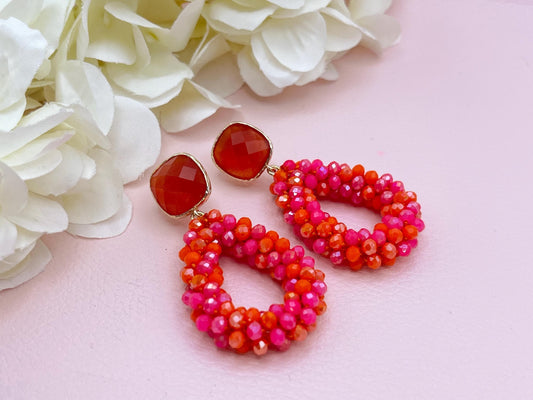 kleine Glitzerohrringe mit Tropfen aus Facettperlen an vergoldeten Kristallglassteckern in Pink Orange - Laury goes Côtes d‘Azure mini