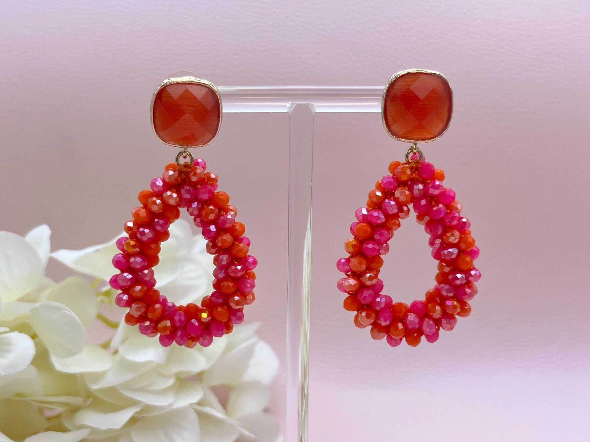 kleine Glitzerohrringe mit Tropfen aus Facettperlen an vergoldeten Kristallglassteckern in Pink Orange - Laury goes Côtes d‘Azure mini