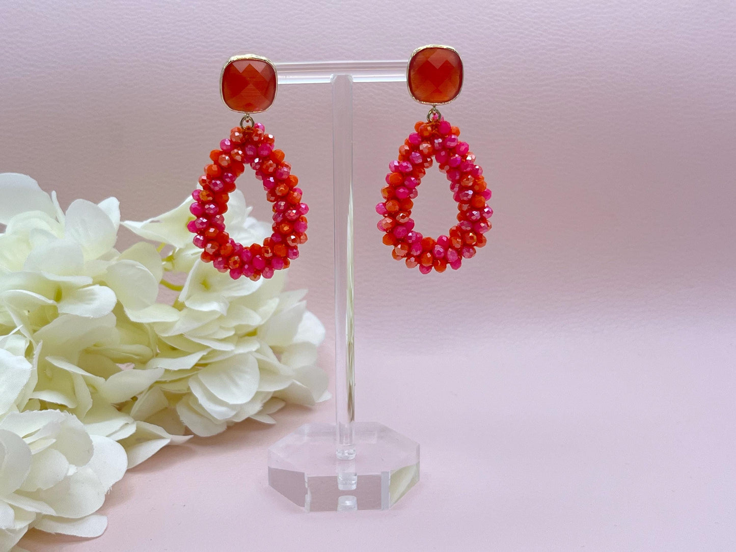 kleine Glitzerohrringe mit Tropfen aus Facettperlen an vergoldeten Kristallglassteckern in Pink Orange - Laury goes Côtes d‘Azure mini