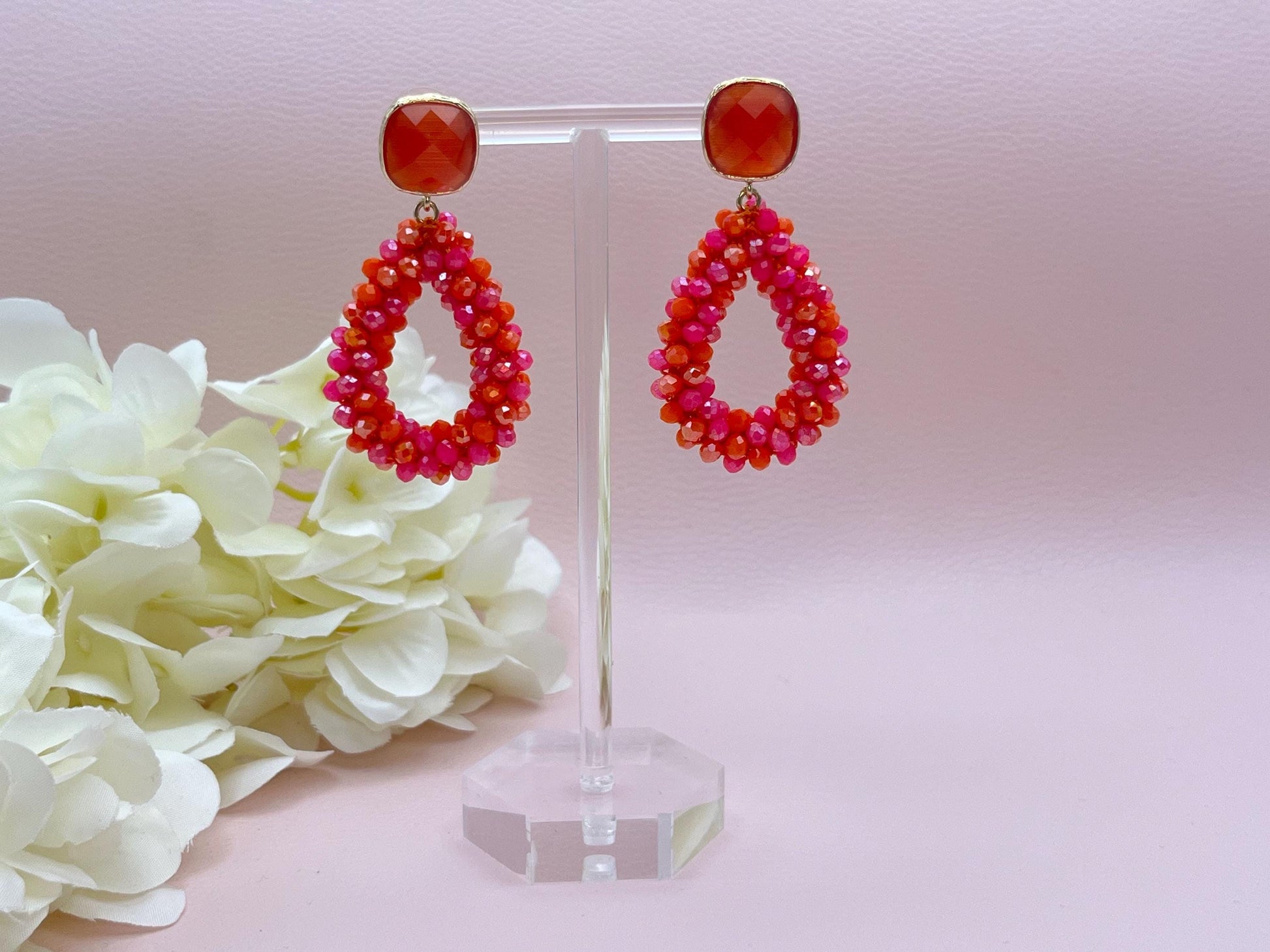 kleine Glitzerohrringe mit Tropfen aus Facettperlen an vergoldeten Kristallglassteckern in Pink Orange - Laury goes Côtes d‘Azure mini