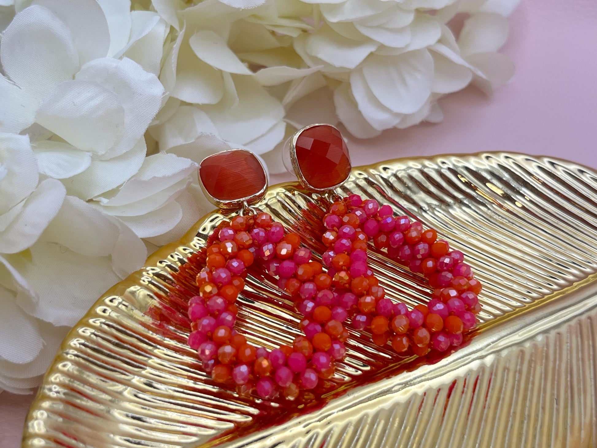 kleine Glitzerohrringe mit Tropfen aus Facettperlen an vergoldeten Kristallglassteckern in Pink Orange - Laury goes Côtes d‘Azure mini