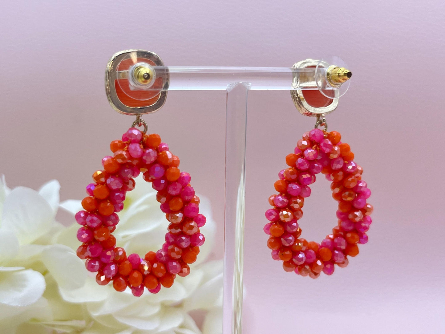 kleine Glitzerohrringe mit Tropfen aus Facettperlen an vergoldeten Kristallglassteckern in Pink Orange - Laury goes Côtes d‘Azure mini