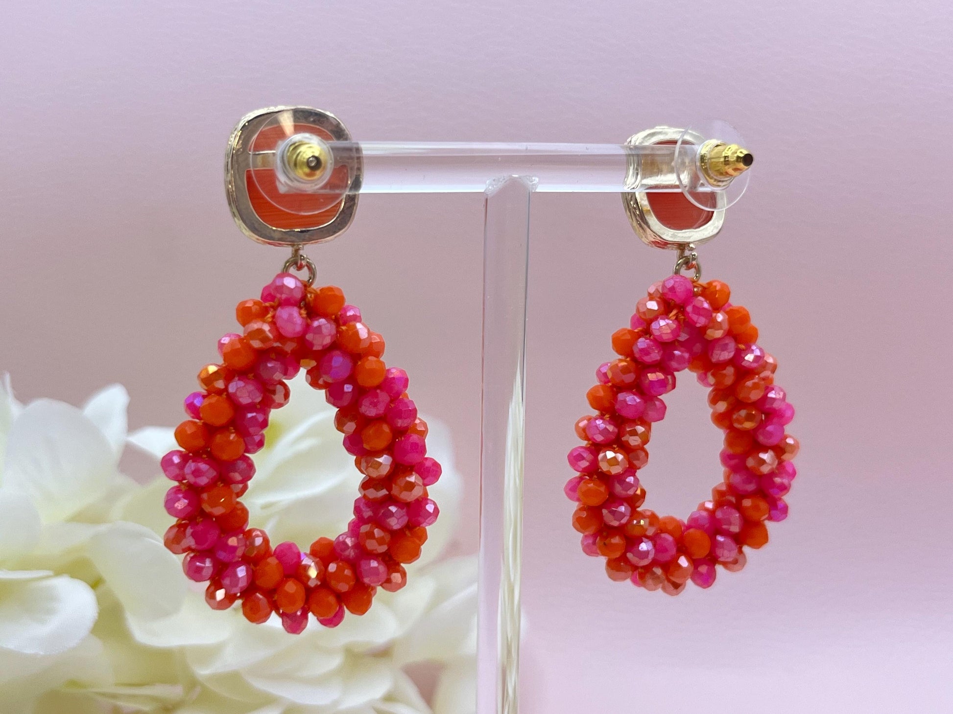 kleine Glitzerohrringe mit Tropfen aus Facettperlen an vergoldeten Kristallglassteckern in Pink Orange - Laury goes Côtes d‘Azure mini