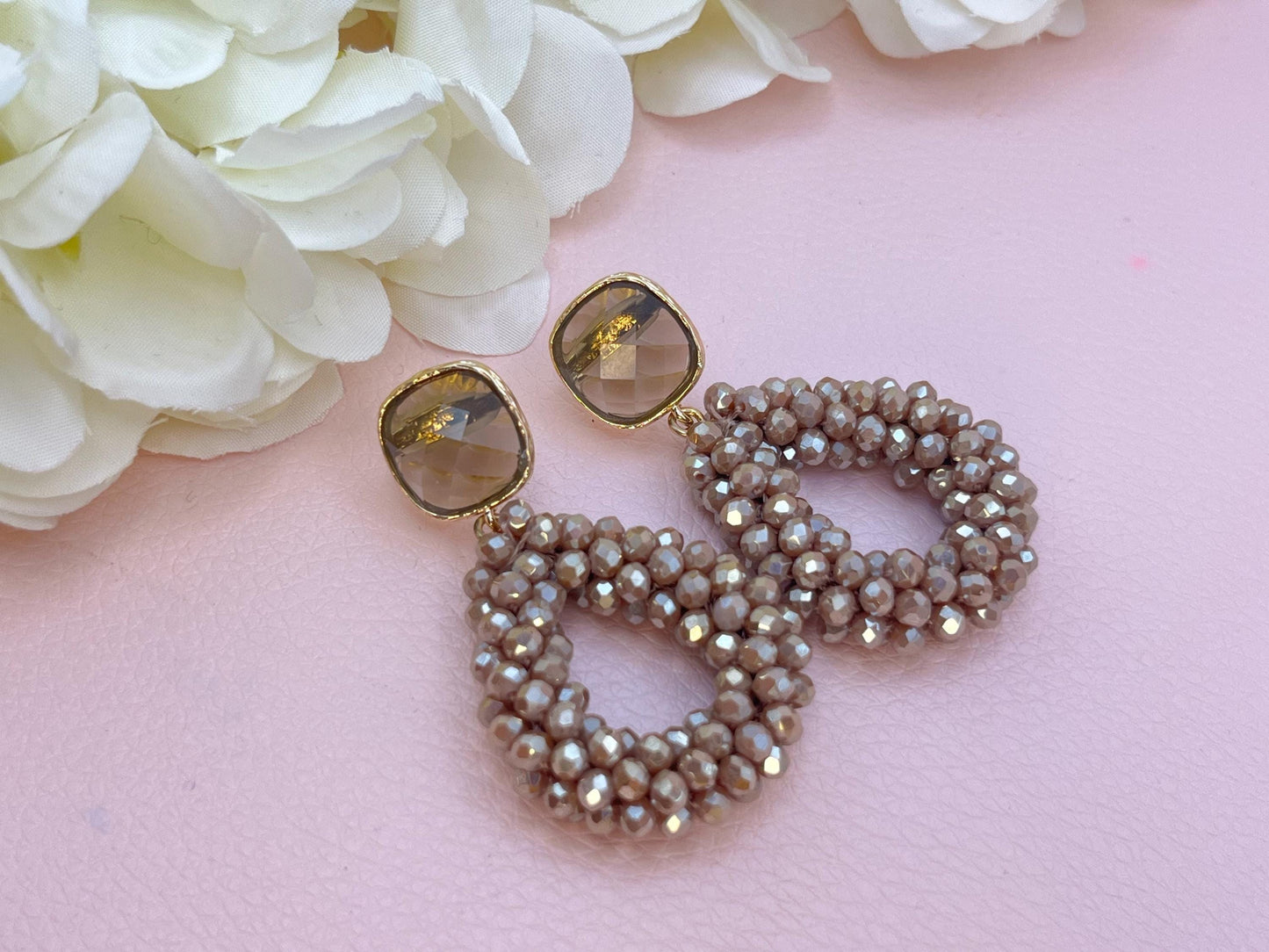 kleine Glitzerohrringe mit Tropfen aus Facettperlen an vergoldeten Kristallglassteckern in elegantem Braun - Laury goes Côtes d‘Azure mini