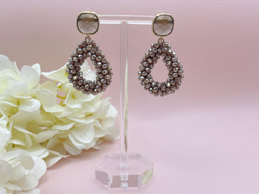 kleine Glitzerohrringe mit Tropfen aus Facettperlen an vergoldeten Kristallglassteckern in elegantem Braun - Laury goes Côtes d‘Azure mini