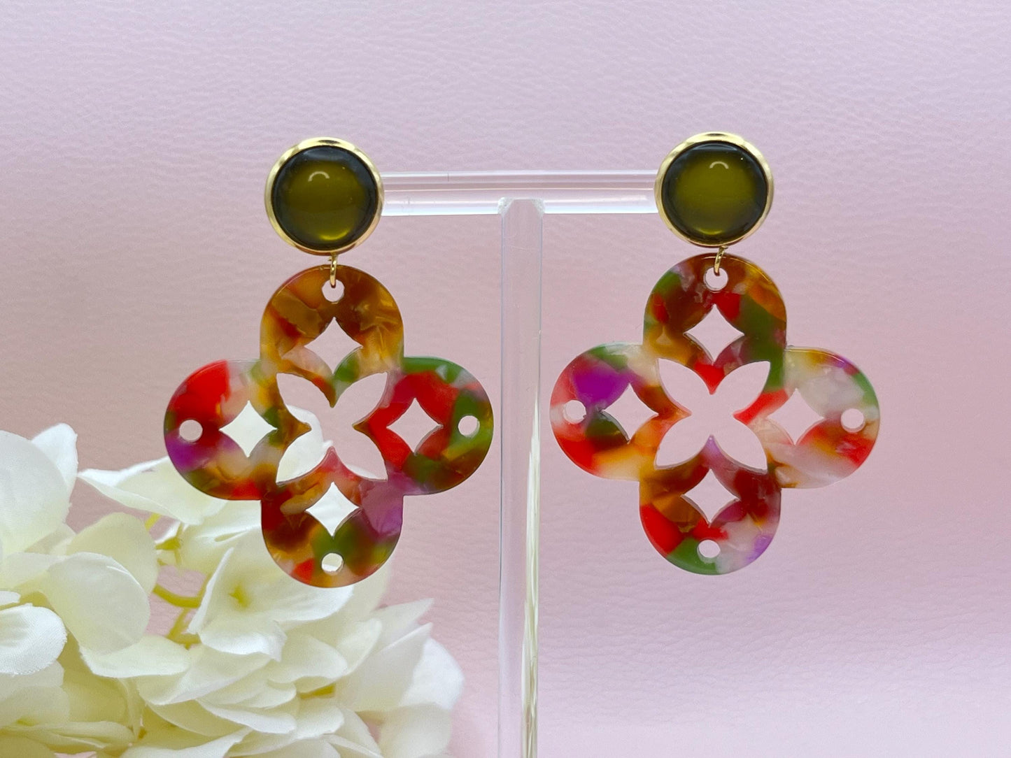 Leichte Ornamentohrringe, Hängeohrringe mit bunten Resinornamenten an vergoldeten Ohrsteckern mit Cabochons in Oliv - Laury goes Marrakesh