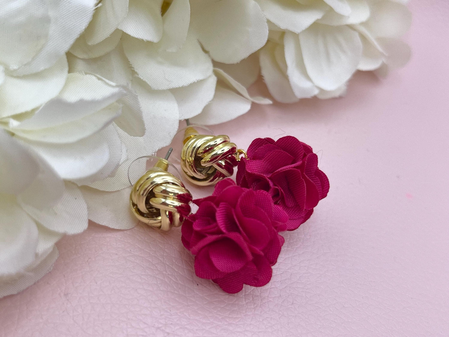 Statementohrringe, Blumenohrringe, goldene Knoten Ohrstecker mit Blüten Pompom in Pink - Laury goes London