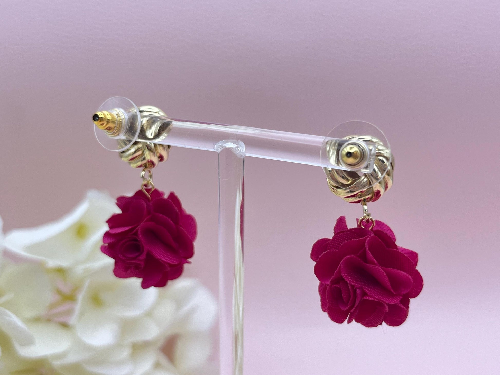 Statementohrringe, Blumenohrringe, goldene Knoten Ohrstecker mit Blüten Pompom in Pink - Laury goes London