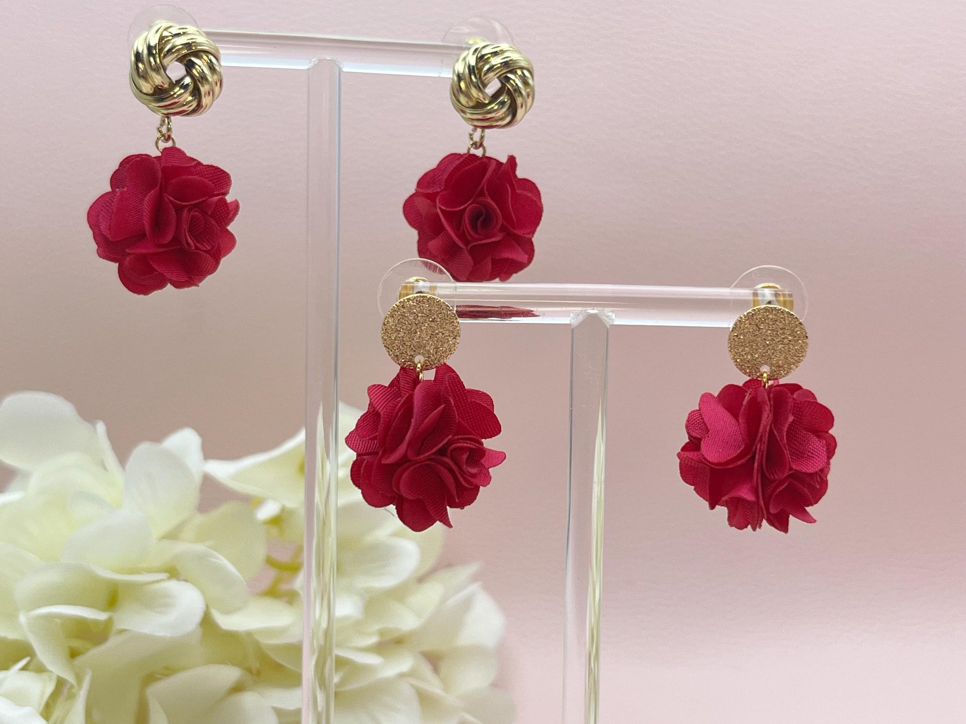 Statementohrringe, Blumenohrringe, goldene Knoten Ohrstecker mit Blüten Pompom in Pink - Laury goes London