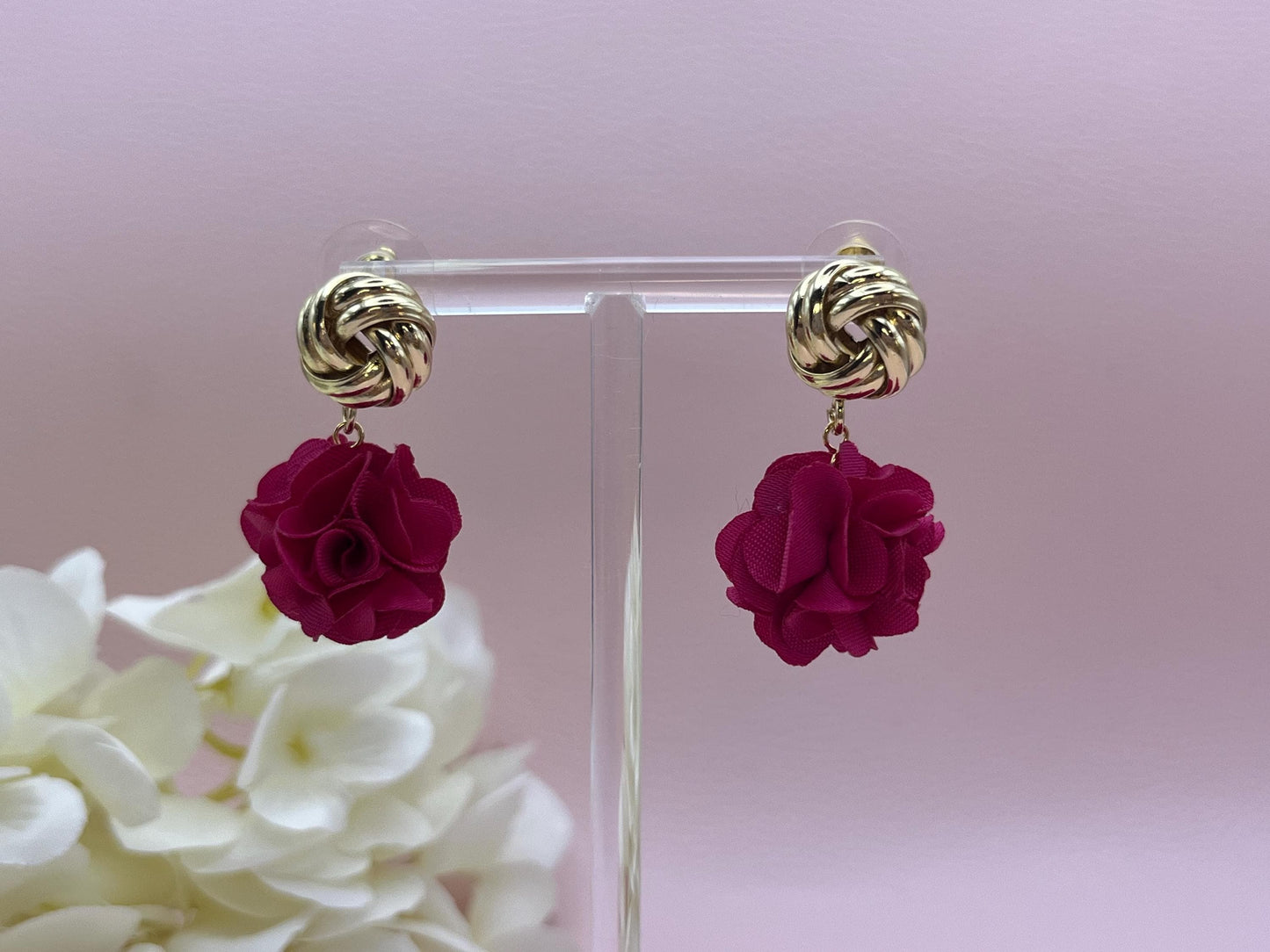 Statementohrringe, Blumenohrringe, goldene Knoten Ohrstecker mit Blüten Pompom in Pink - Laury goes London
