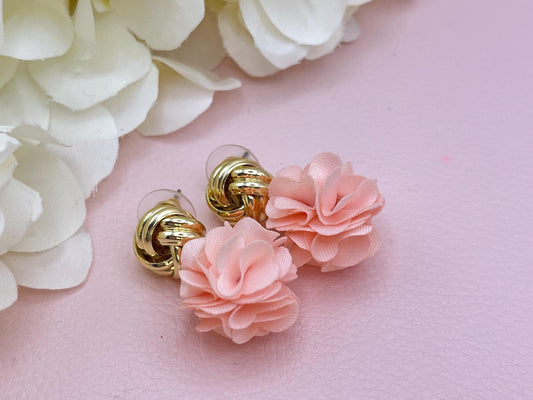 Leichte Hängeohrringe, Blumenohrringe, elegante goldene Knoten Ohrstecker mit Blüten Pompom in Rosa - Laury goes Paris