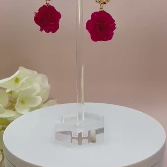 Statementohrringe, Blumenohrringe, goldene Knoten Ohrstecker mit Blüten Pompom in Pink -  Laury goes London