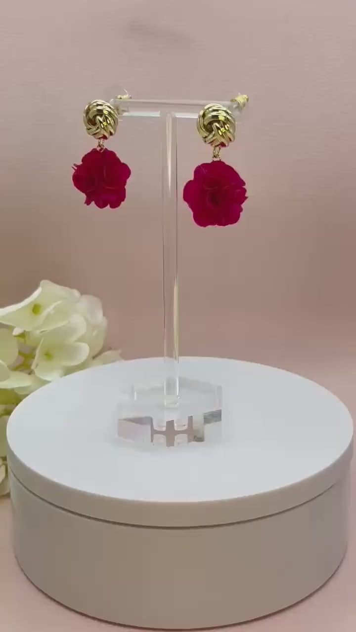 Statementohrringe, Blumenohrringe, goldene Knoten Ohrstecker mit Blüten Pompom in Pink -  Laury goes London