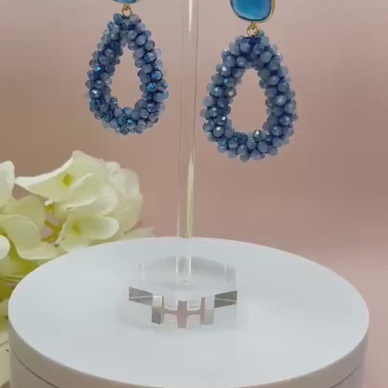 kleine Glitzerohrringe mit Tropfen aus  Facettperlen an vergoldeten Kristallglassteckern in Blau - Laury goes Côtes d‘Azure mini