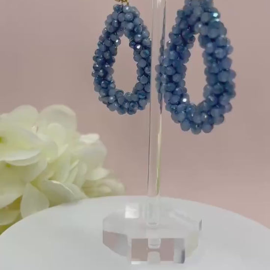 Glitzer Statement Ohrringe mit Tropfen aus blauen Facettperlen an vergoldeten Blumen Steckern - Laury goes Chelsea