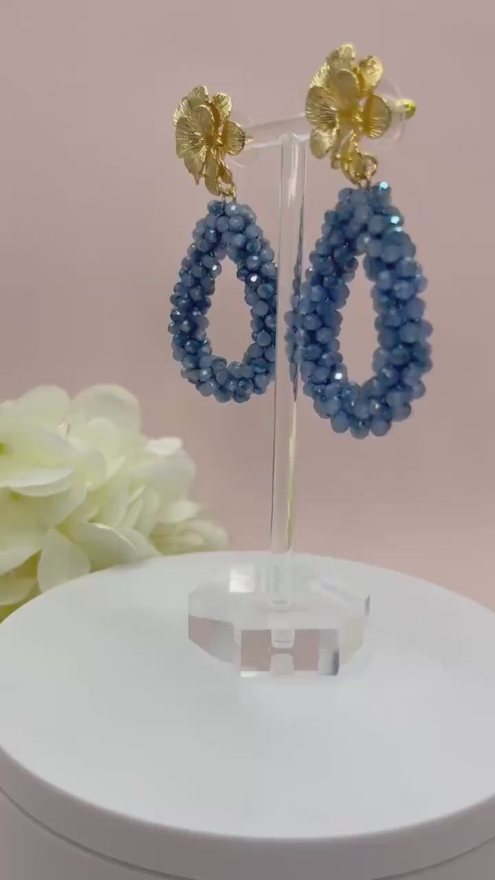 Glitzer Statement Ohrringe mit Tropfen aus blauen Facettperlen an vergoldeten Blumen Steckern - Laury goes Chelsea