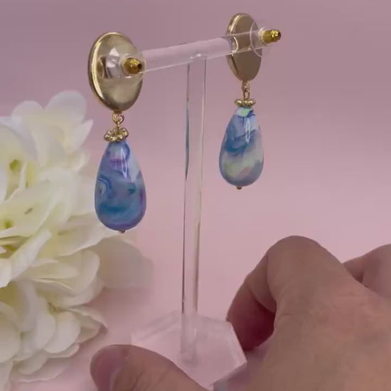 Tropfenohrringe, Statement Ohrringe mit marmorierten Resintropfen an vergoldeten Steckern mit hellblauen Cabochons - Laury goes Venice