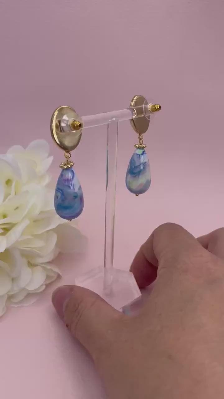 Tropfenohrringe, Statement Ohrringe mit marmorierten Resintropfen an vergoldeten Steckern mit hellblauen Cabochons - Laury goes Venice