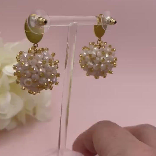 Statementohrringe, Glitzerohrringe, Ohrstecker mit Facettperlen Kugelanhänger Creme Gold -  Laury goes Flachau