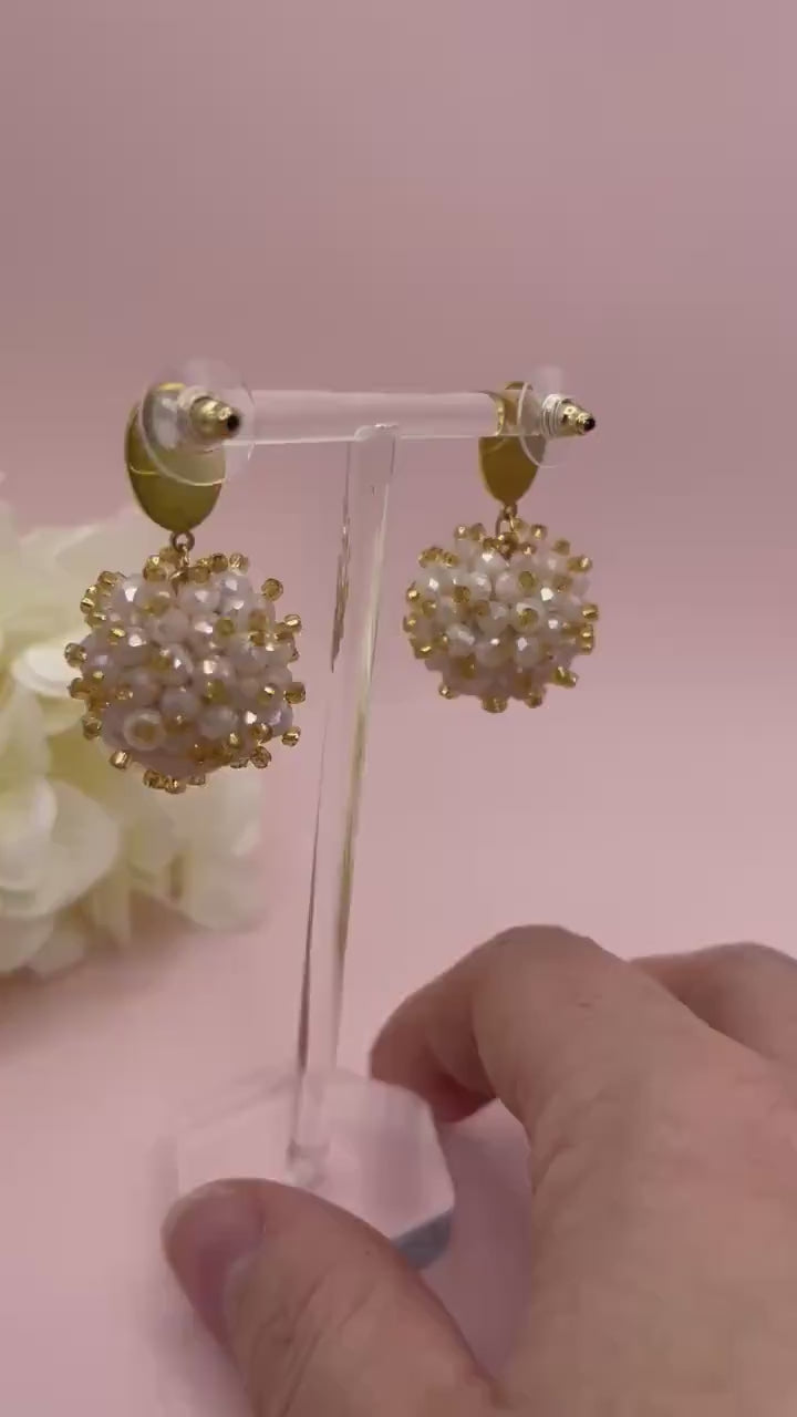 Statementohrringe, Glitzerohrringe, Ohrstecker mit Facettperlen Kugelanhänger Creme Gold -  Laury goes Flachau