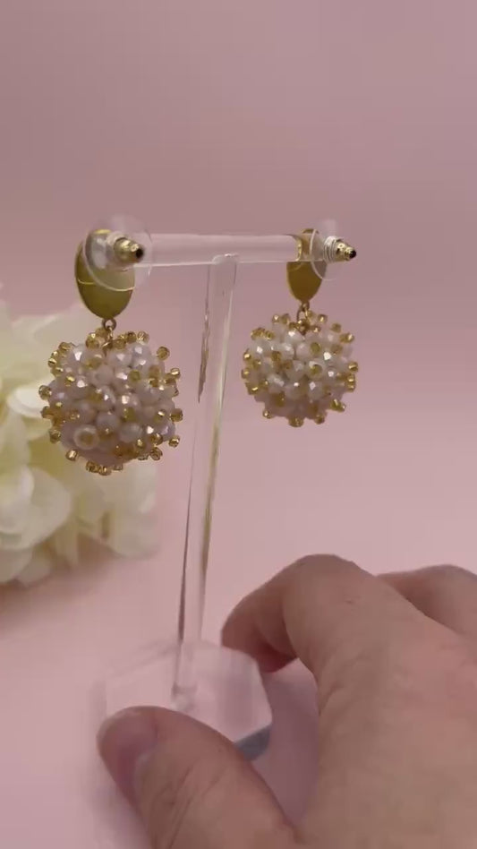 Statementohrringe, Glitzerohrringe, Ohrstecker mit Facettperlen Kugelanhänger Creme Gold -  Laury goes Flachau