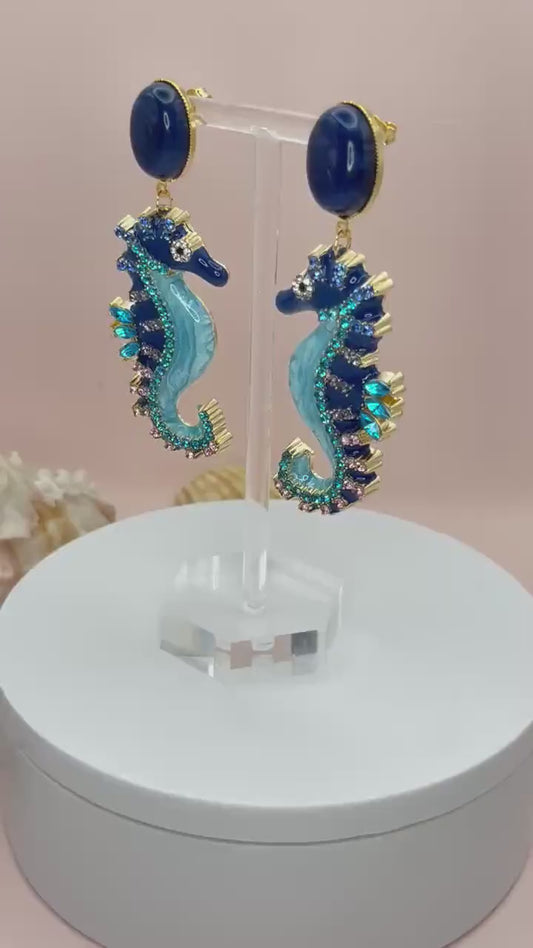 Statementohrringe, Hängeohrringe mit glitzernden Seepferdchen an vergoldeten Ohrsteckern mit Lapislazuli Cabochons Blau - Laury goes Elba
