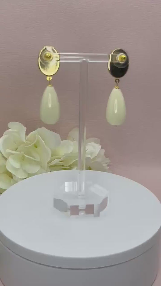 Tropfenohrringe, Statement Ohrringe mit creme weißen Resintropfen an vergoldeten Steckern mit Cabochons mit Kameen - Laury goes Vienna