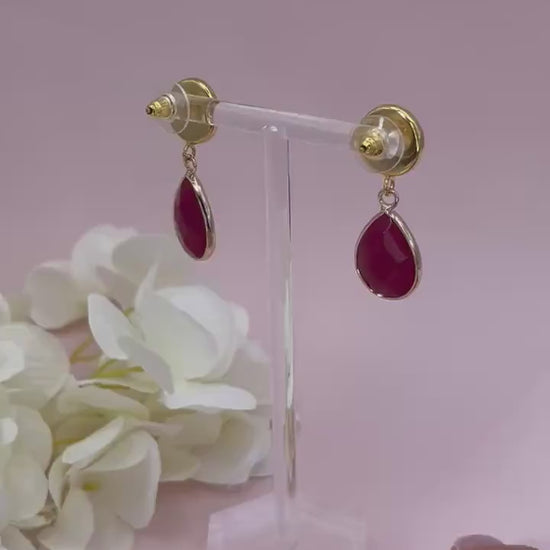 Tropfenohrringe mit roten Jadetropfen an vergoldeten Ohrsteckern mit rosa Cabochons, elegante Statement Ohrringe - Laury goes Hamburg