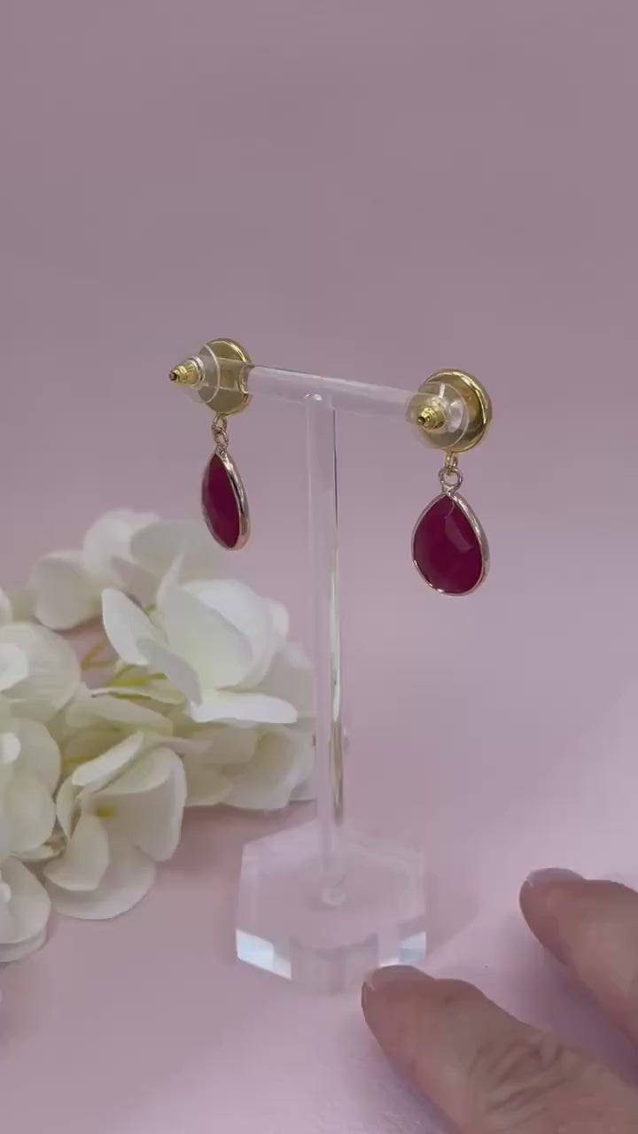 Tropfenohrringe mit roten Jadetropfen an vergoldeten Ohrsteckern mit rosa Cabochons, elegante Statement Ohrringe - Laury goes Hamburg