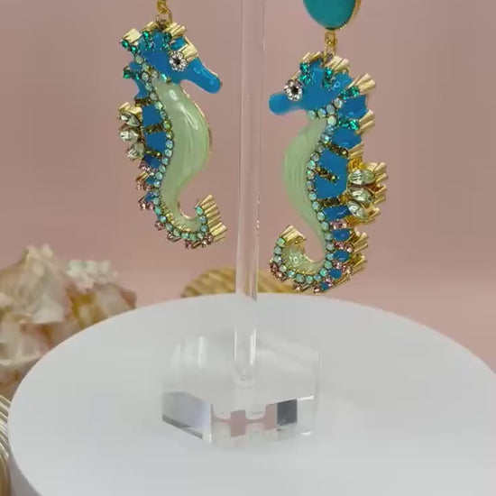Statementohrringe, Hängeohrringe mit glitzernden Seepferdchen an vergoldeten Ohrsteckern mit Jade Cabochons Mint Türkis - Laury goes Elba