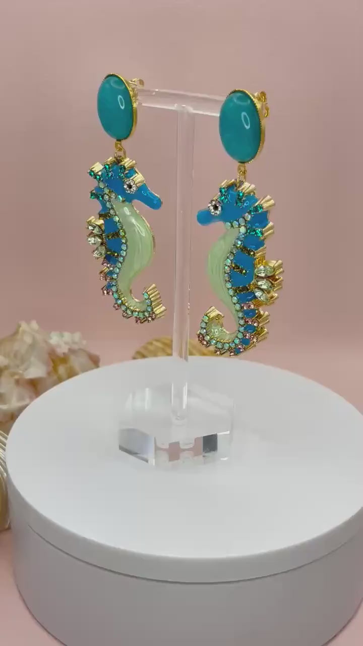 Statementohrringe, Hängeohrringe mit glitzernden Seepferdchen an vergoldeten Ohrsteckern mit Jade Cabochons Mint Türkis - Laury goes Elba